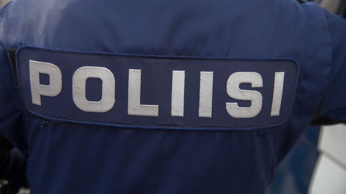 Poliisi-teksti poliisin vaatteessa