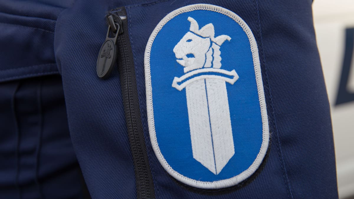 Poliisin hihamerkki sinisessä takin hihassa