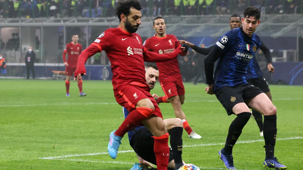 Liverpoolin Mohamed Salah kuljettaa palloa Mestarien liigan ottelussa Interiä vastaan 16.2.2022.