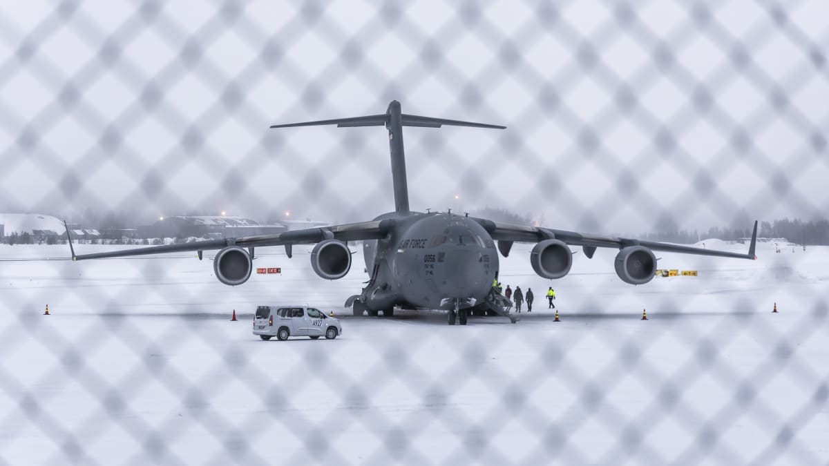 Yhdysvaltainen Boeing C-17 Globemaster III -rahtikone Rovaniemen lentokentällä.