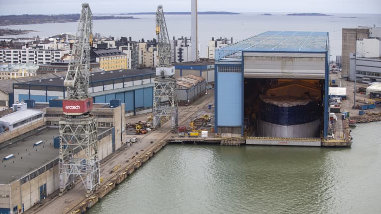 Helsingin telakka pilvisellä säällä.