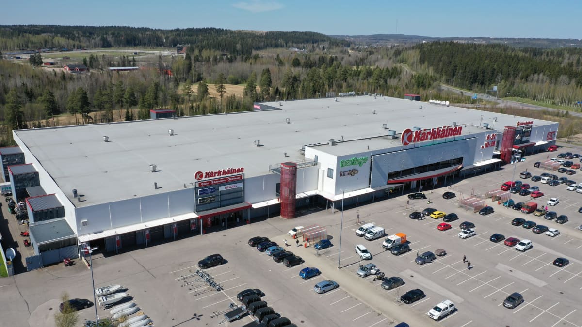 Ilmakuva tavaratalosta ja parkkipaikasta Lahdessa