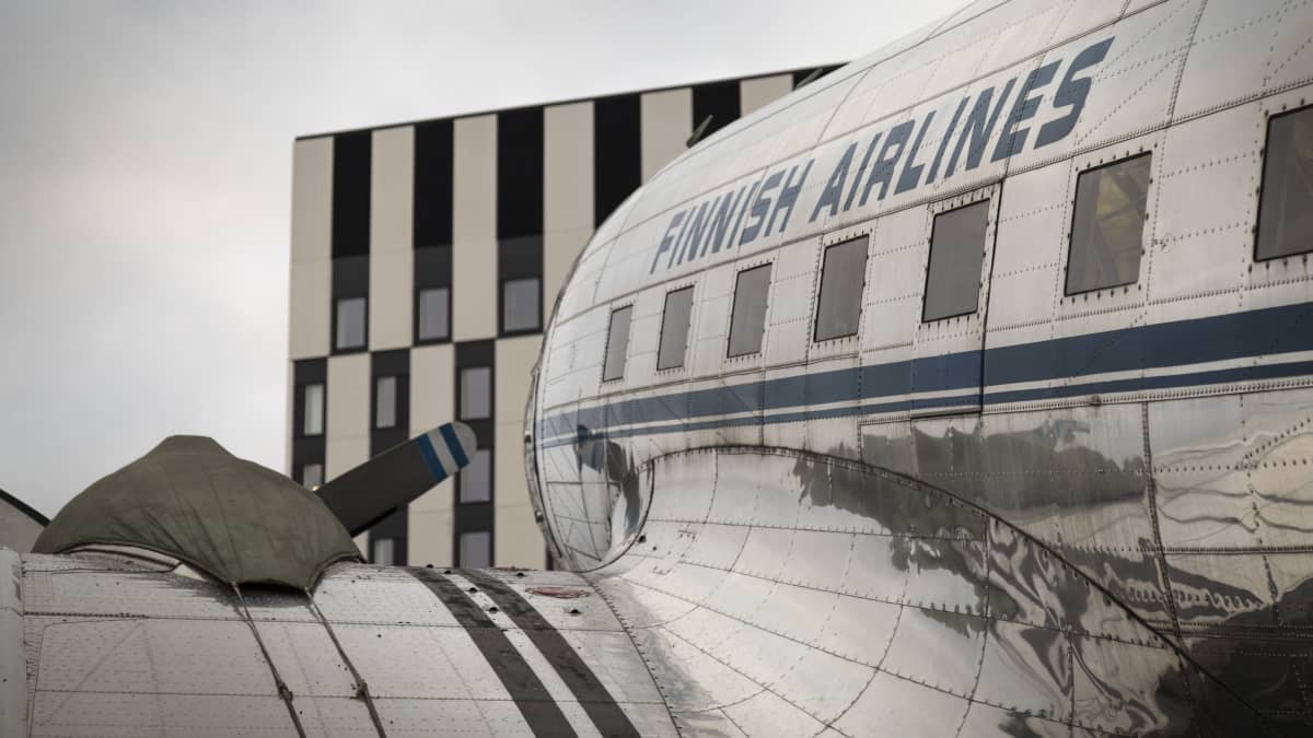 DC-3 lentokone ilmailumuseon pihalla