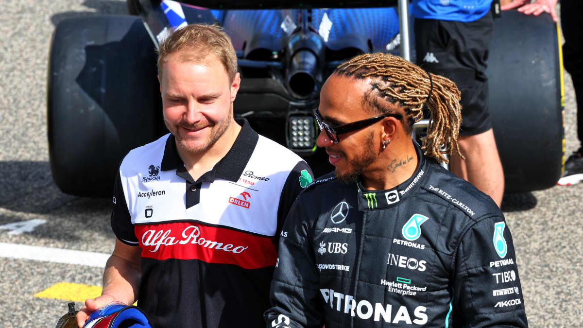 Valtteri Bottas entisen tallikaverinsa, Lewis Hamiltonin kanssa.