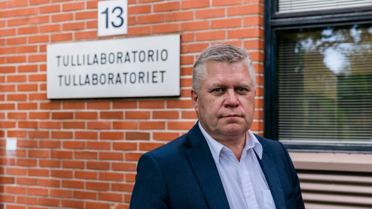 Hannu Sinkkonen Tullilaboratorion edustalla.