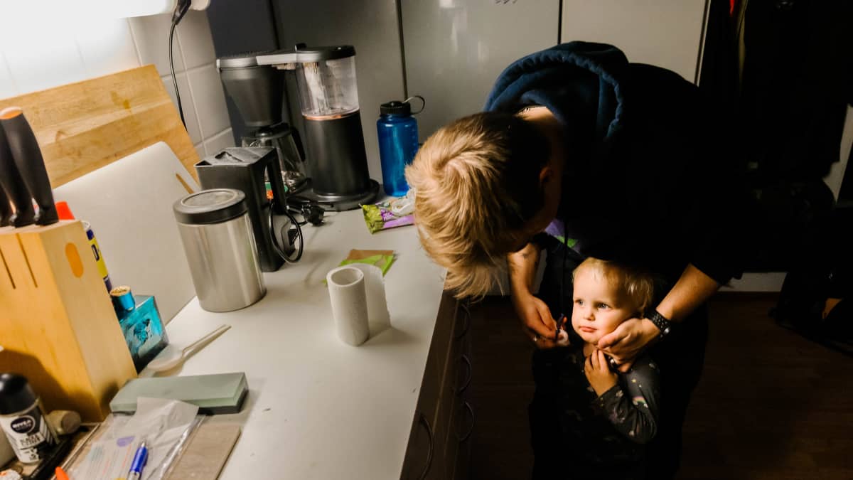 Oliver Sundman pyyhkii poikansa suupieliä.