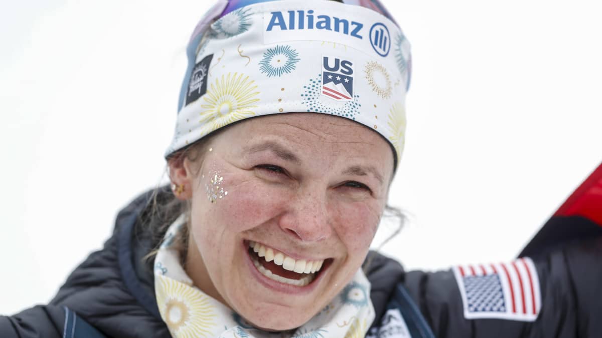 Jessie Diggins hymyilee Planican MM-kisoissa.