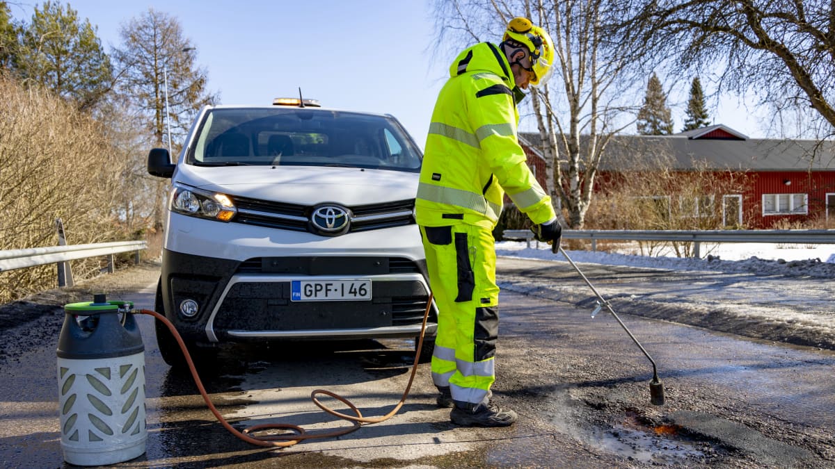 Tiessä olevien kuoppien korjausta.