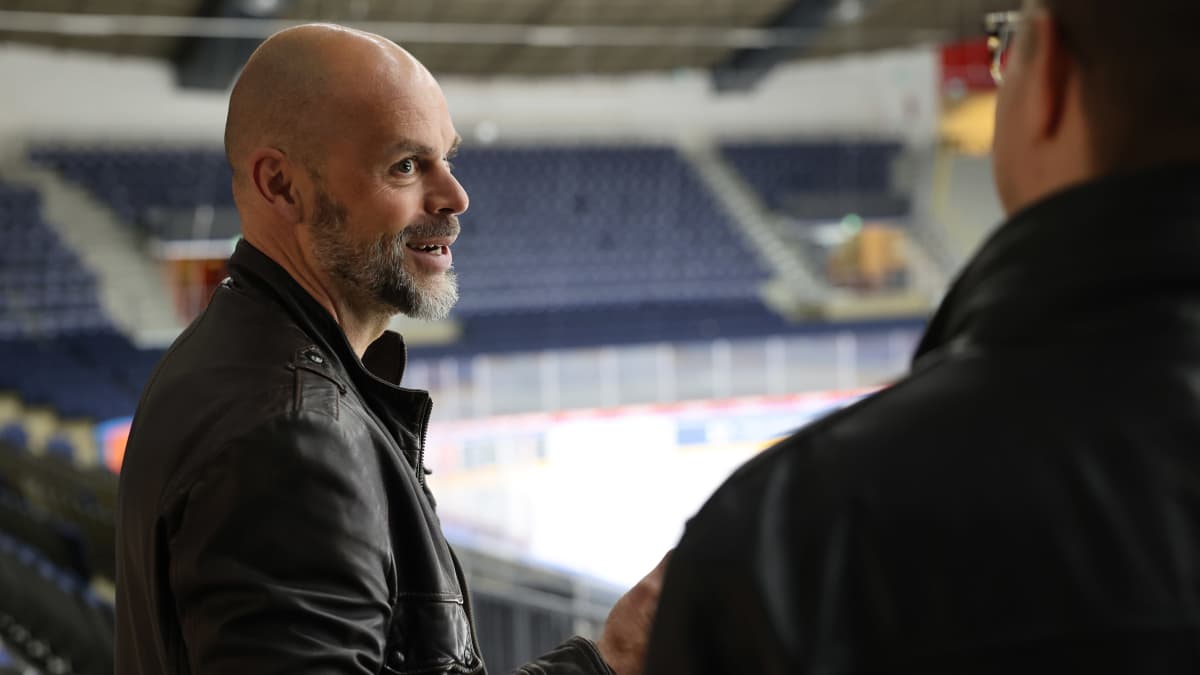 Valmentaja Jouko Myrrä selittää toimittajalle Hakametsän jäähallissa.