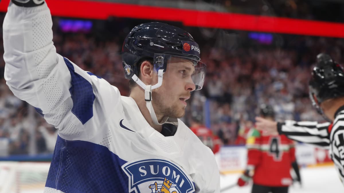 Mikko Lehtonen tuulettaa maalia.
