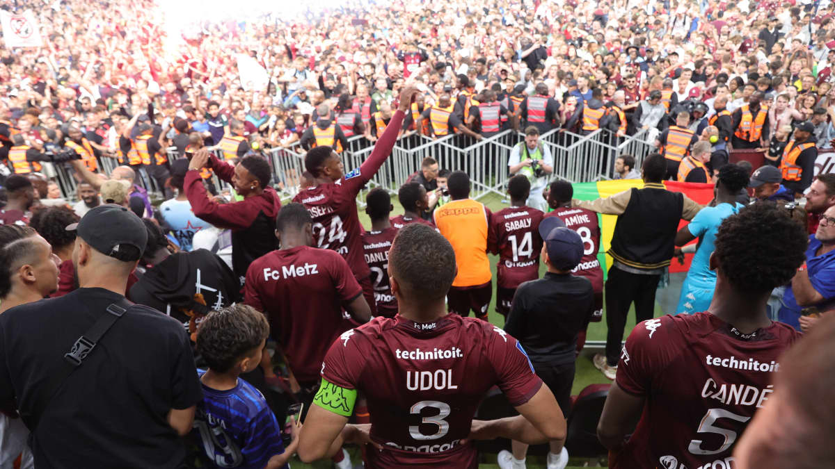 Metz voitti Bastian 3–2 Ligue 2:ssa ja fanit ryntäsivät kentälle juhlimaan.