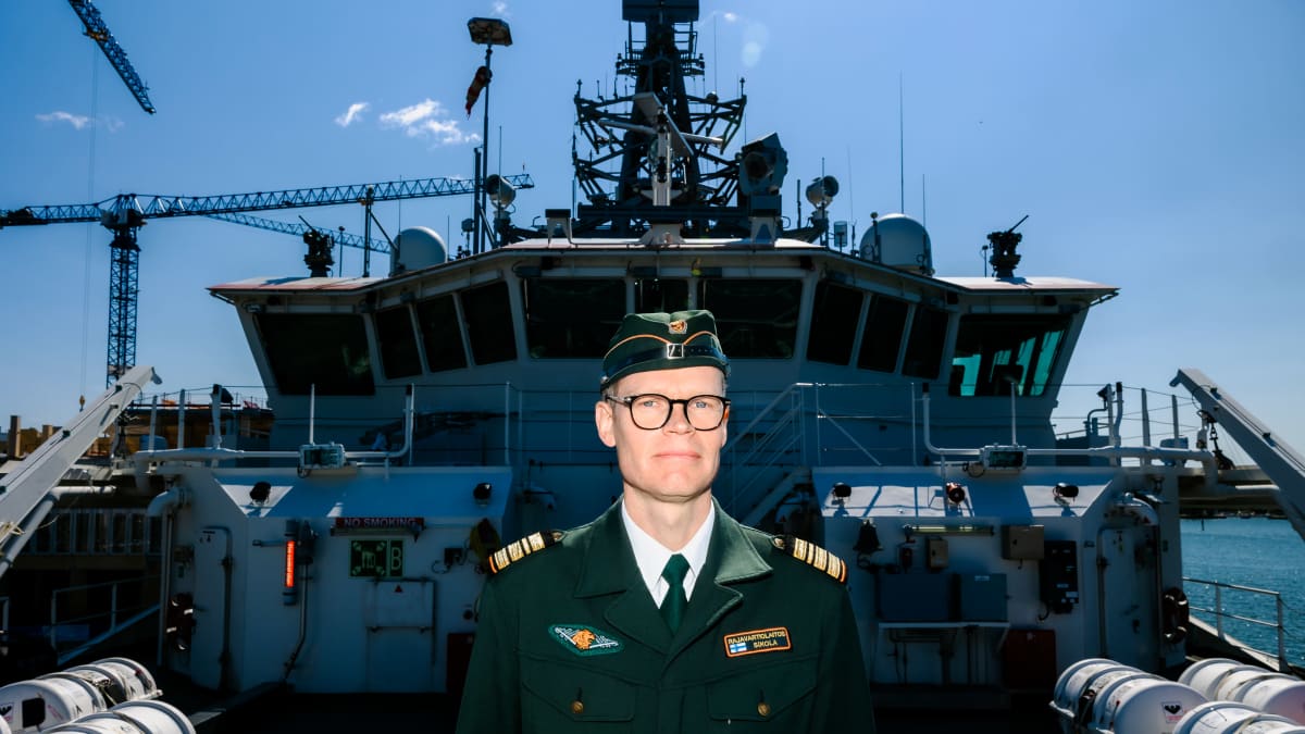 Komentaja Mikko Simola merivartioaluksen kannella.