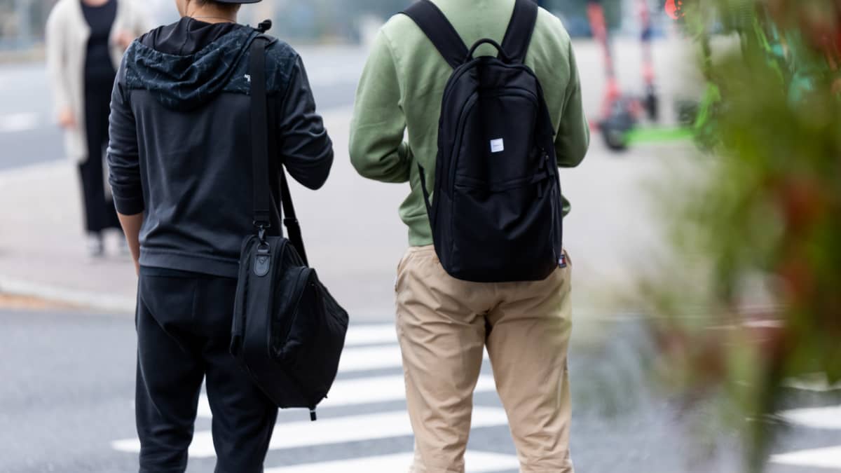Opiskelijat suojatiellä. Anonyymi kuva.