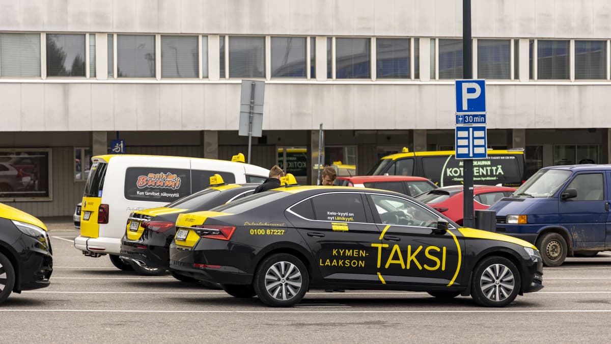 Takseja taksitolpalla Kouvolan rautatieasemalla.