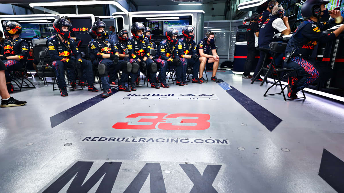 Red Bullin MaxVerstappenin varikkopilttuussa väkeä Qatarissa 2021.