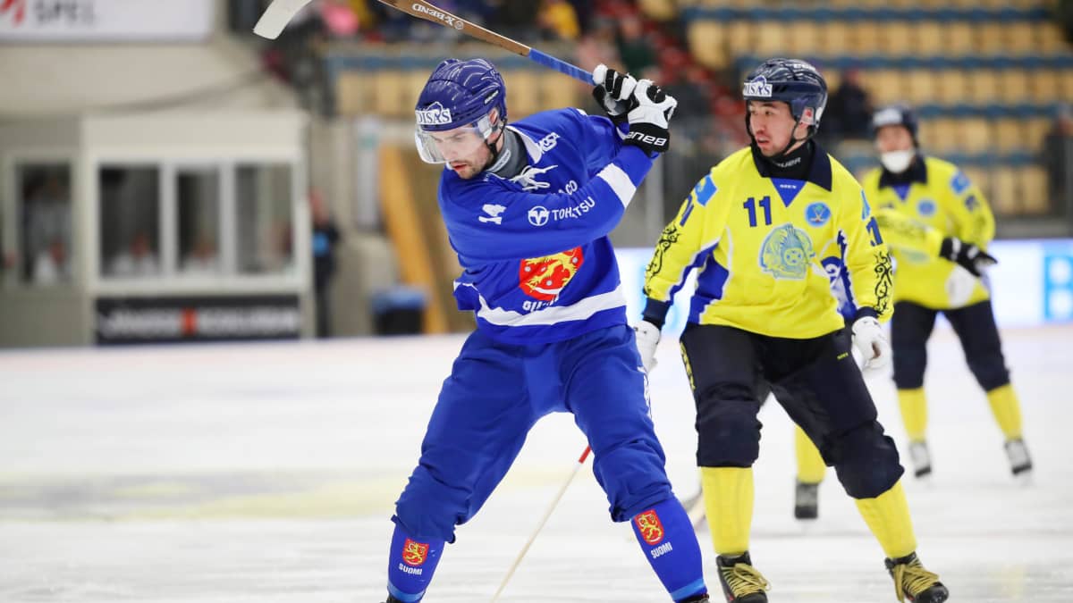 Samuli Helavuori lyömässä jääpalloa Suomen maajoukkuepaita päällä.