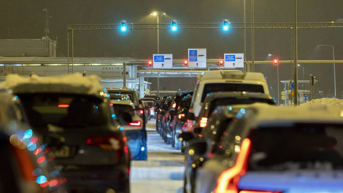 Autoja jonossa Vaalimaan raja-asemalla.