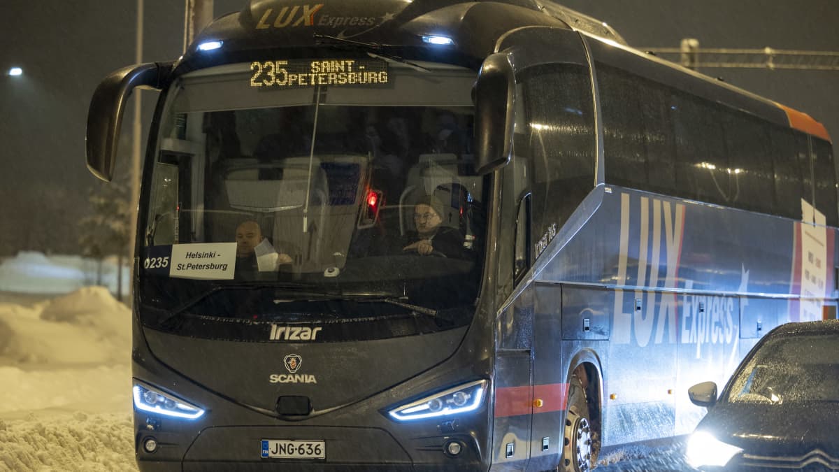 Lux Expressin bussi menossa Venäjälle Vaalimaan raja-asemalla.