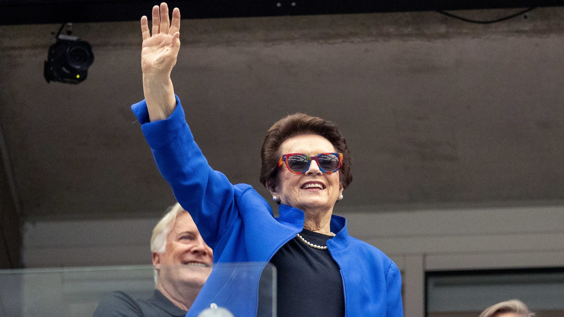 Billie Jean King vilkuttaa yleisölle.