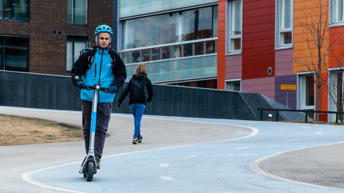 Wolt-kuski liikkeellä sähkökäyttöisellä potkulaudalla.