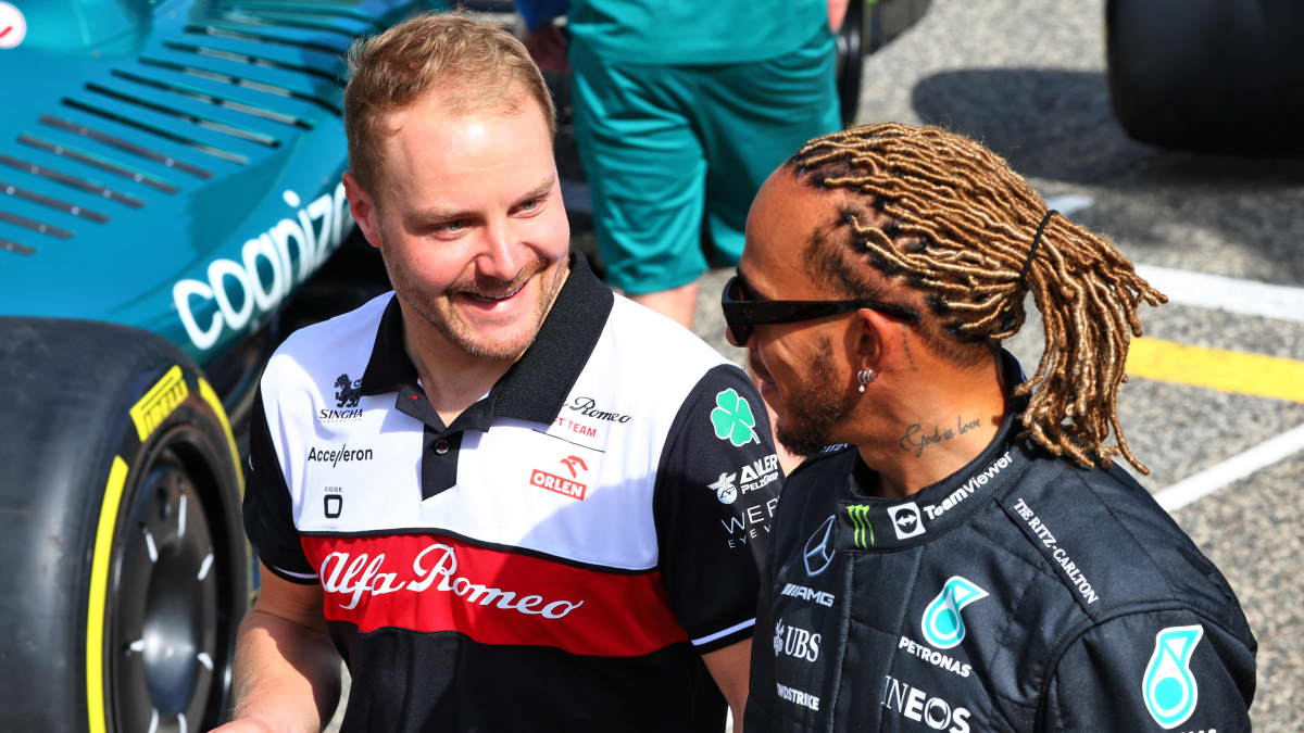 Valtteri Bottas entisen tallikaverinsa, Lewis Hamiltonin kanssa.