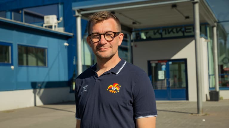 Helsingin Jokereiden toimitusjohtaja Antti-Jussi Niemi Kaarelan jäähallin edustalla. 