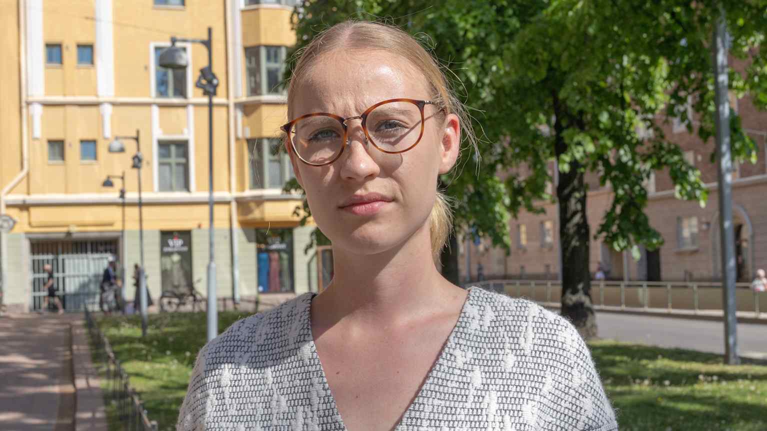 Tyyne Karjalainen katsoo kameraan.