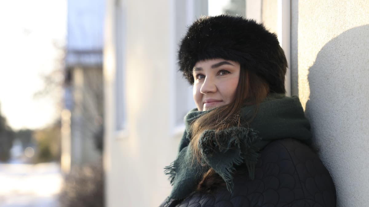 Karoliina Virkkunen ulkona omakotitalon edustalla Lahdessa.