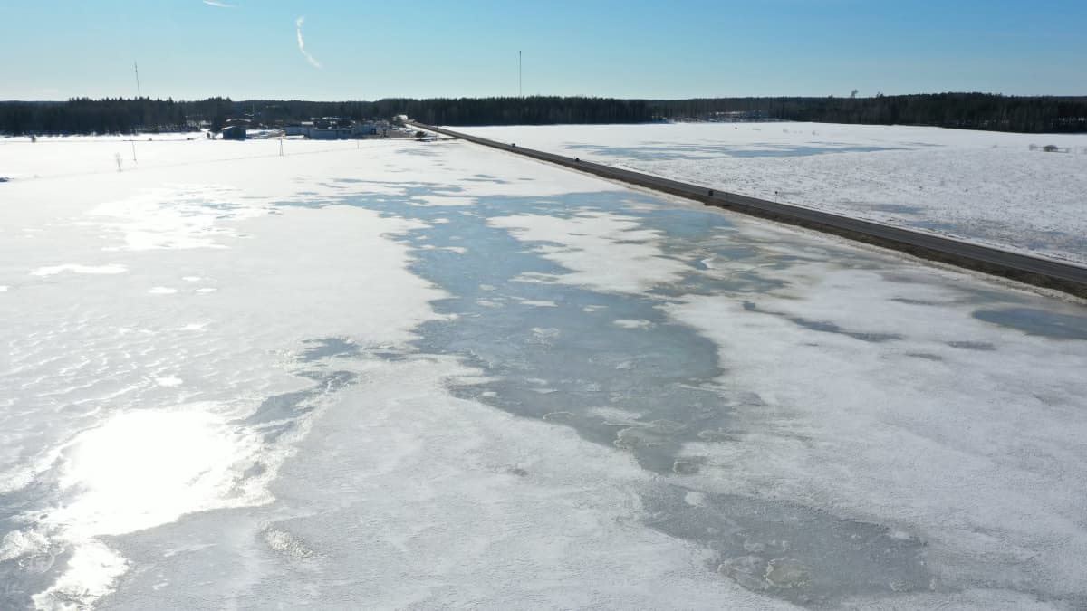 Ilmakuva suuresta jäisestä pellosta.