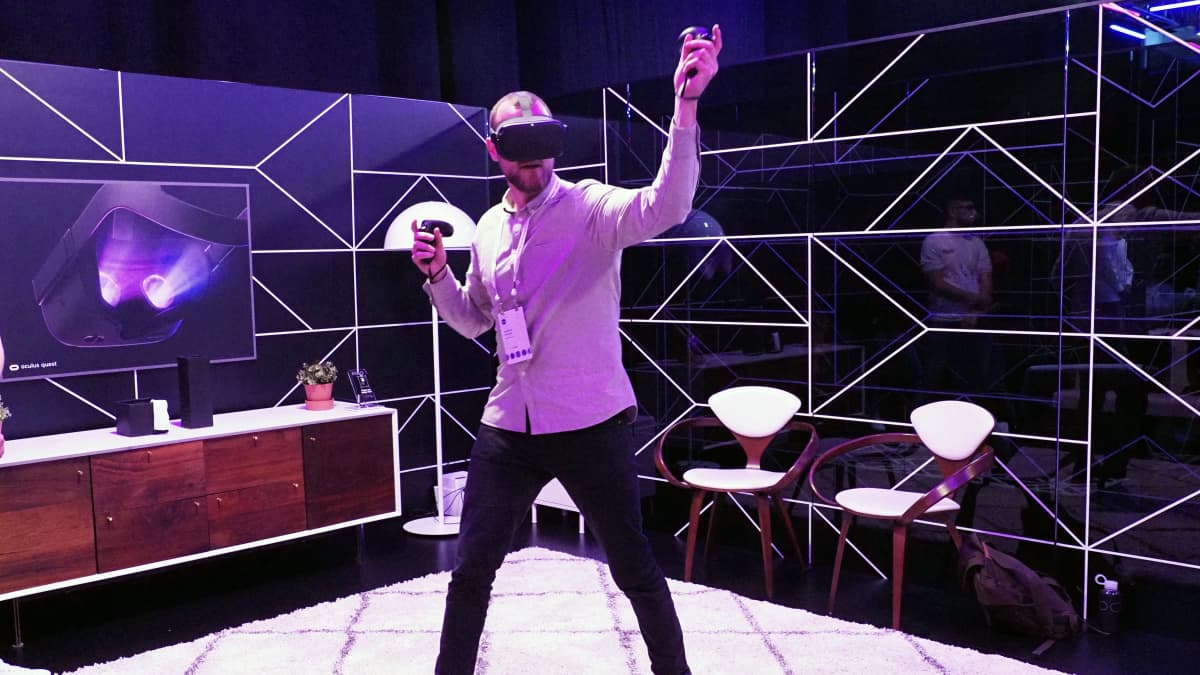 KÄyttäj kokeilee Oculus Quest -vituaalitodellisuuslaseja Facebookin kehittäjäkonfrenssissa San Josessa Kaliforniassa.