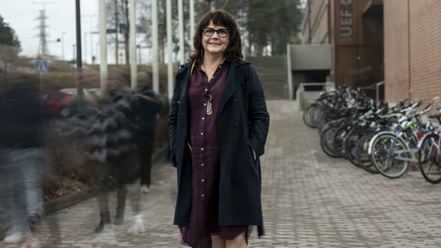 Kaarina Mönkkönen seisoo Itä-Suomen yliopiston Kuopion kamppuksen edustalla.