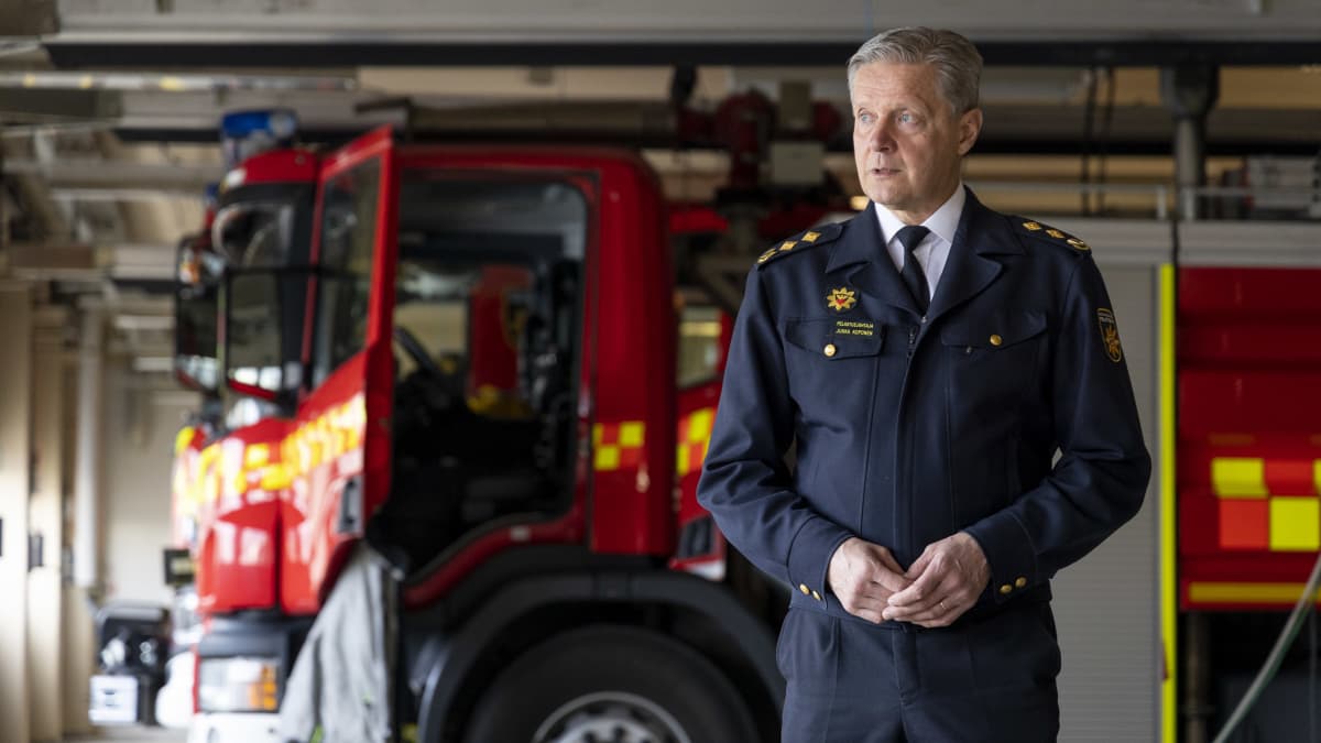 Jukka Koponen, Pohjois-Savon pelastuslaitos, pelastusjohtaja seisoo Kuopion pääpelastusasemalla