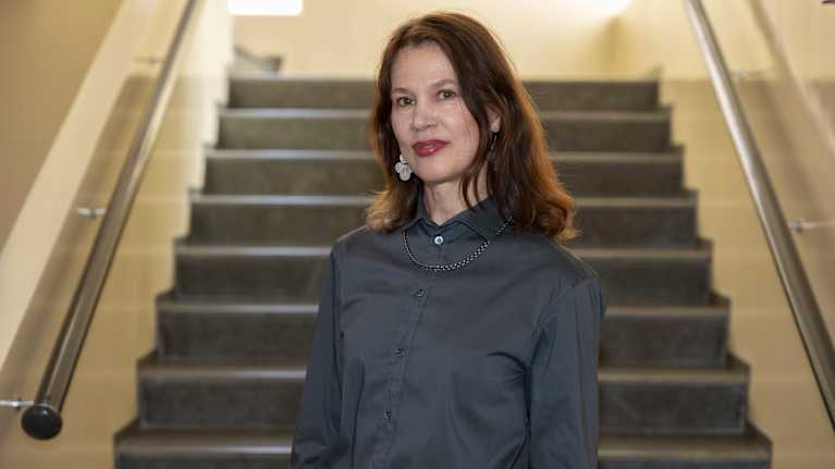 Elina Pylkkänen seisoo rappukäytävässä.