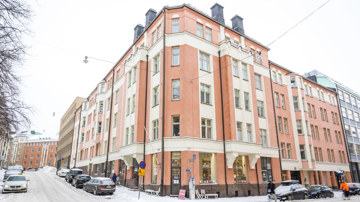 Lohenpunainen kerrostalo Töölössä.