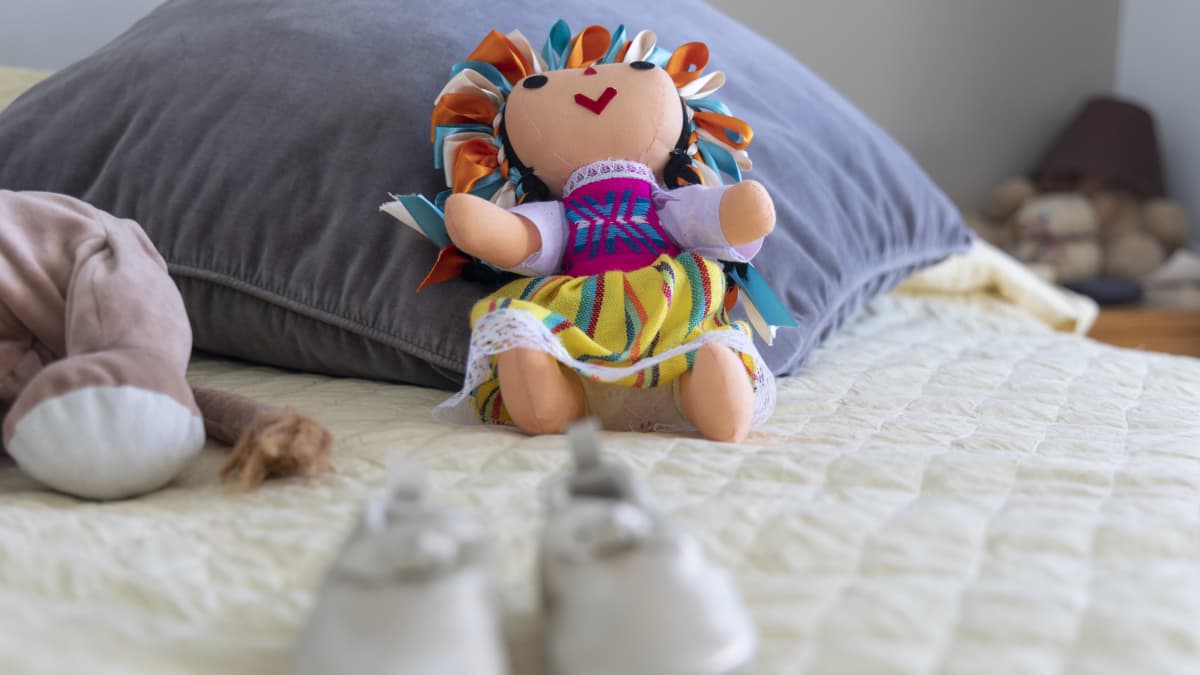 Meksikolainen lasten lelunukke sängyllä.