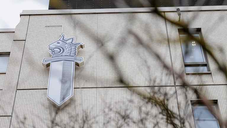 Pasilan poliisitalo kuvattuna lumettomana talviaamuna.