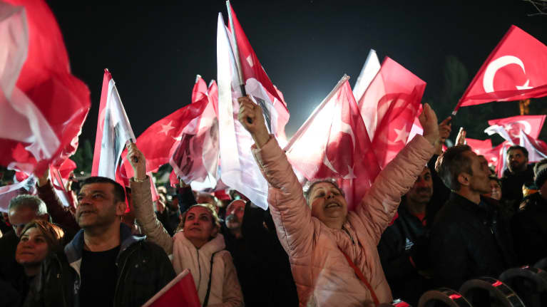 CHP-puolueen kannattajat kokoontuivat mielenosoitukseen osoittamaan tukensa Istanbulin pormestari Ekrem İmamoğlulle Turkin Istanbulissa 14. joulukuuta 2022.