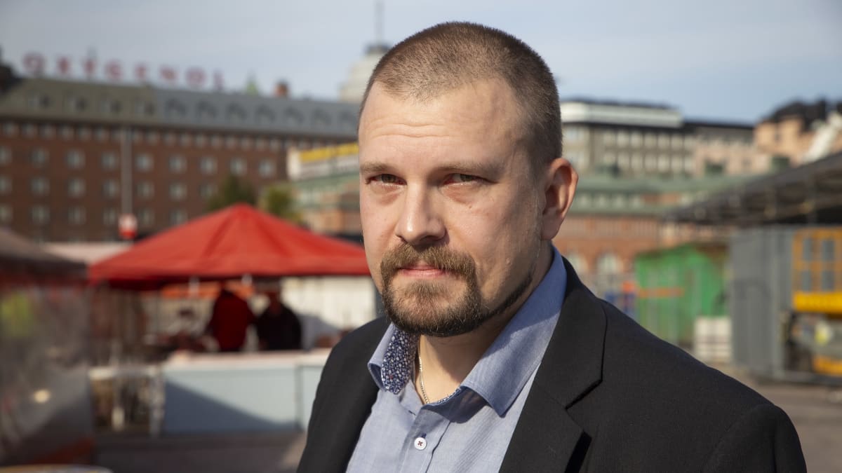 SAK:n työmarkkinapäällikkö Rami Lindström Hakaniemen torilla