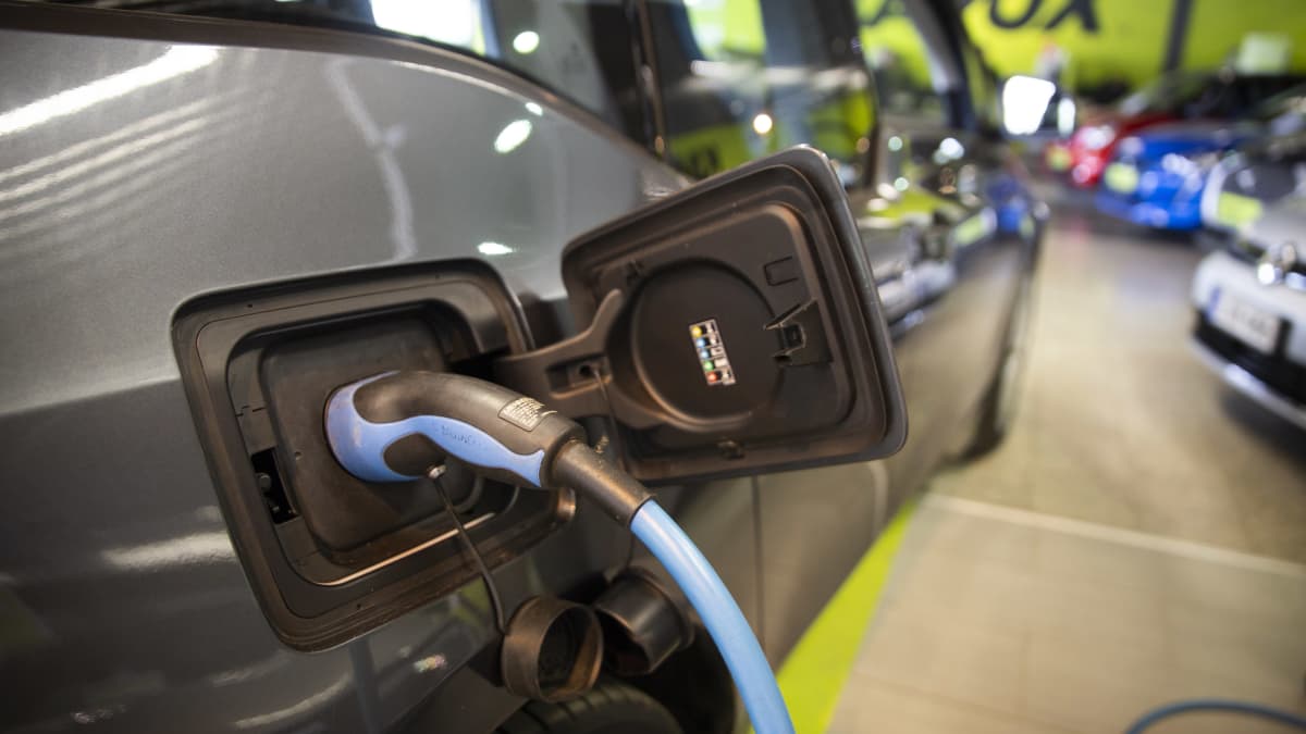 sähköautoja kaupassa.