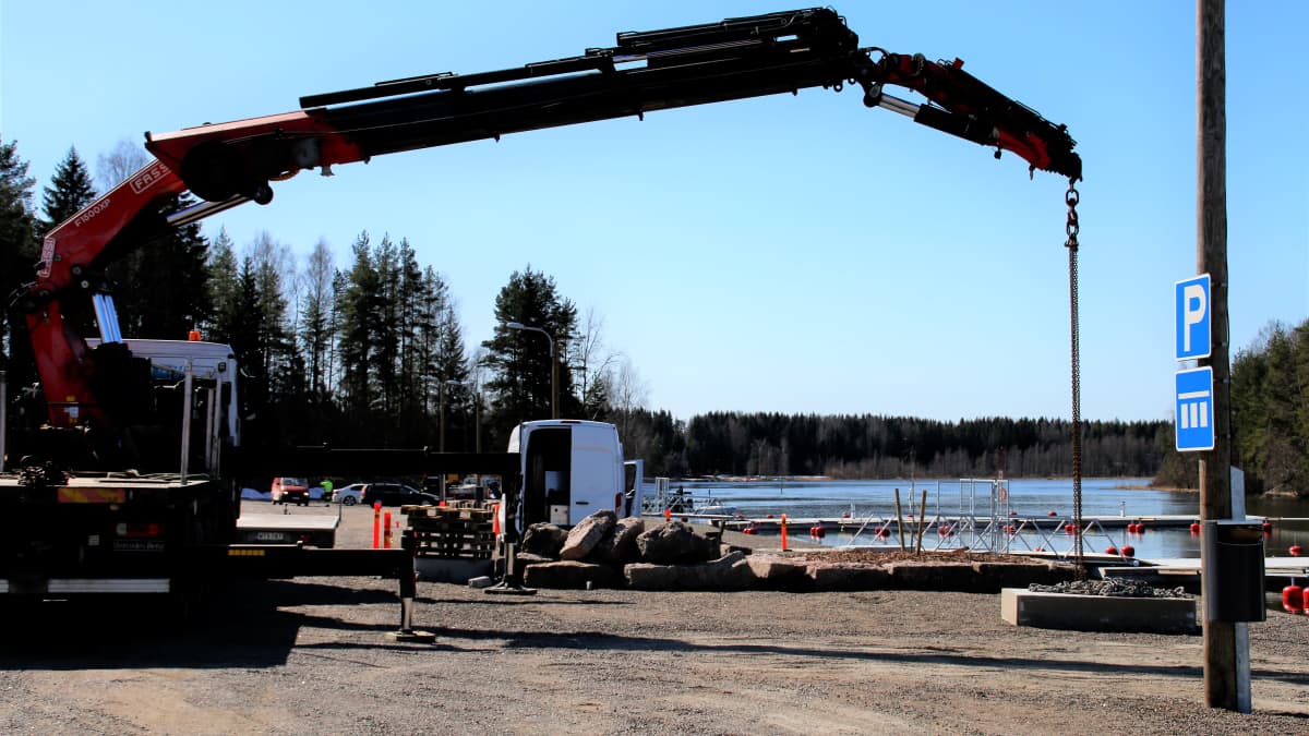 Nosturi töissä Hirvelän venesataman laiturialueella Kouvolassa Kymijoen rannassa