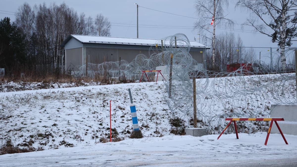 Itärajaa vahvistetaan esimerkiksi piikkilankaesteillä. Kuva: Ari Haimakainen / Yle