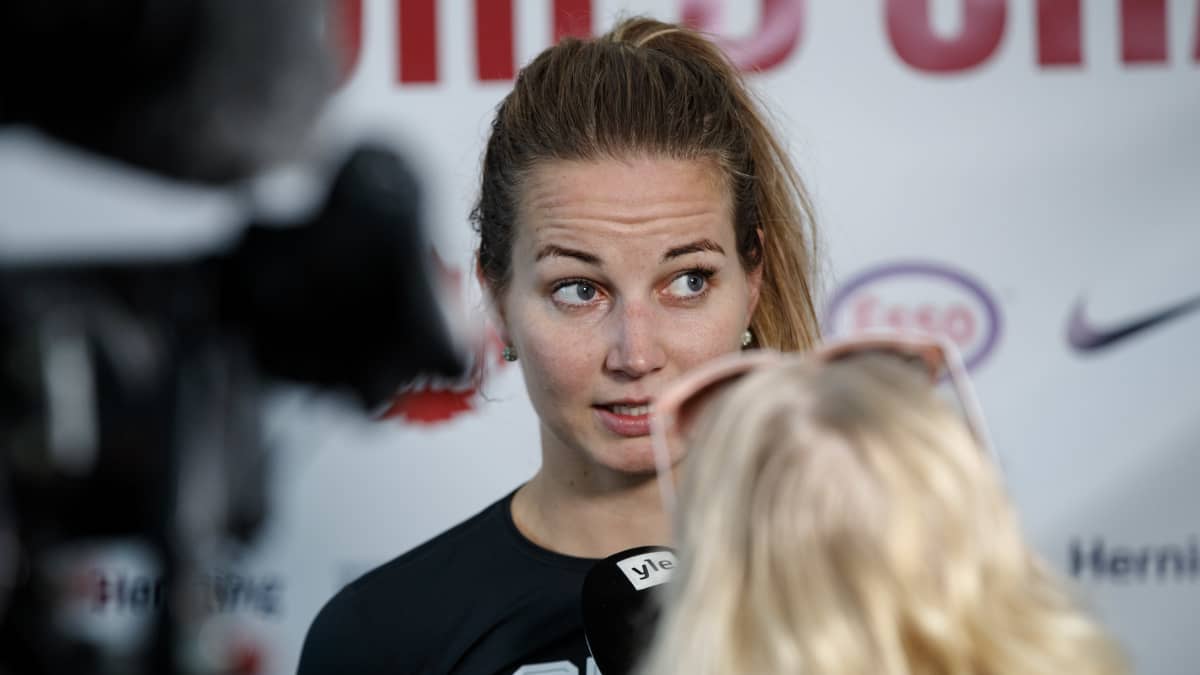 Susanna Tapani median tentattavana Tanskan MM-kisoissa 29. elokuuta 2022.