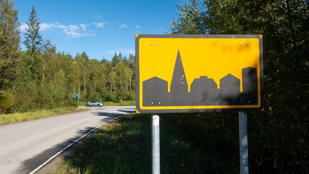 Taajama-merkki aurinkoisena kesäpäivänä pienellä paikkakunnalla.