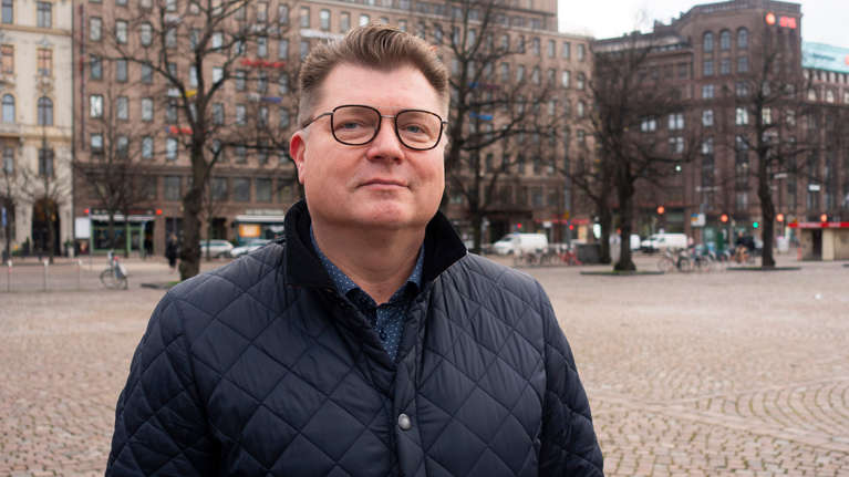 Lakkautusuhan alla ollut tehdas pyörii nyt täysillä – näin ...