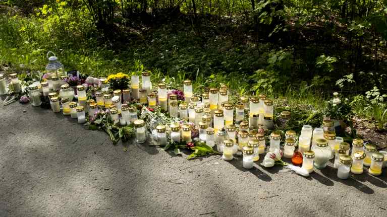 Candles have been brought to the place where the girl was found. Photo: Jorma Vihtonen / Yle