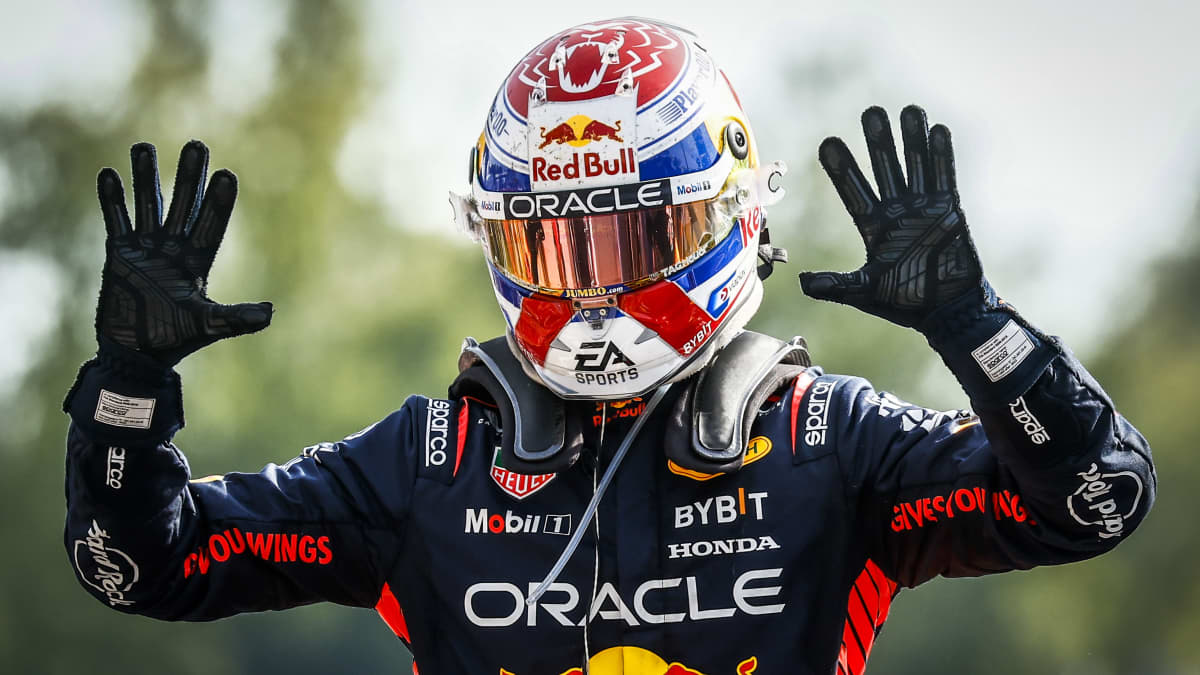 Max Verstappen tuulettaa 10. voittoaan putkeen.