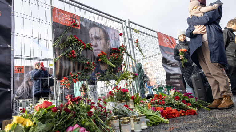 Aleksei Navalny was also remembered in Helsinki’s Kansalaistor. Photo: Mimmi Nietula / Yle