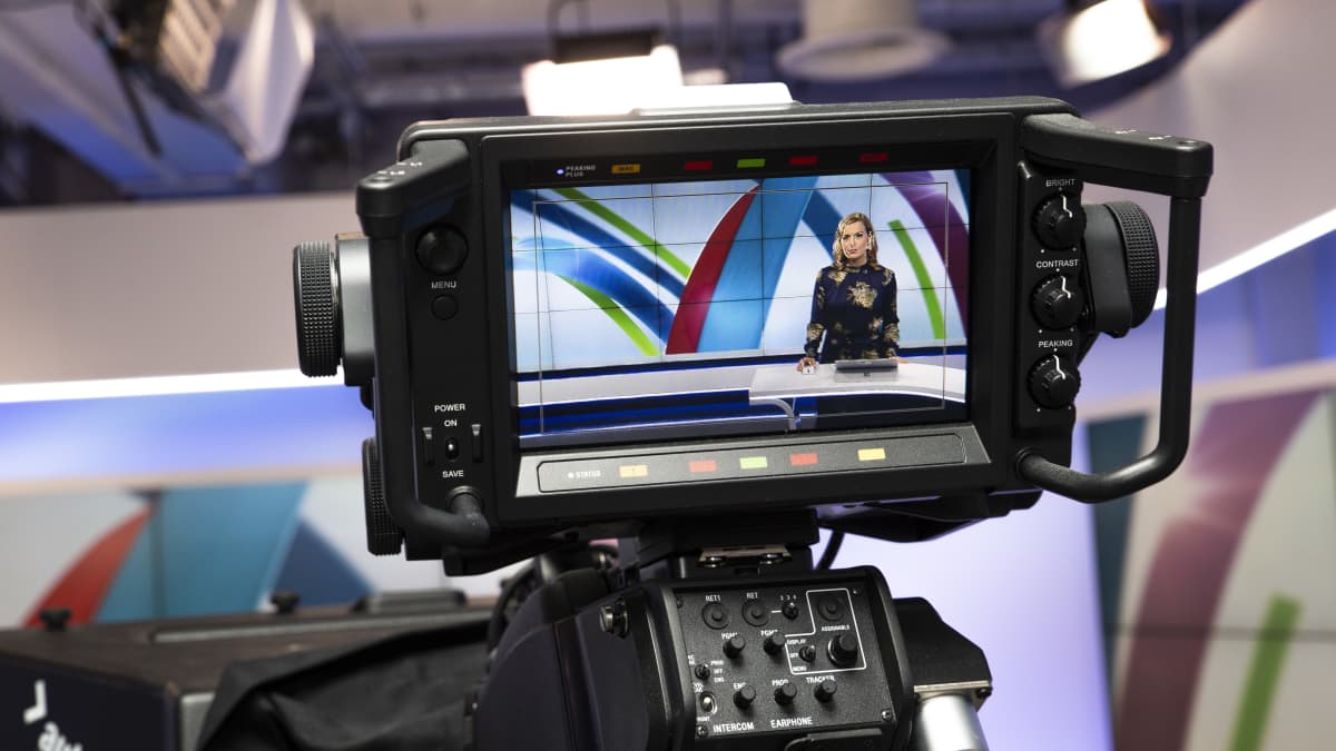 Pia Pasanen YLE uutisten uudessa uutisstudiossa