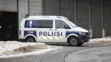 Poliisiauto lähdössä Pasilan polisiitalon parkkihallista.