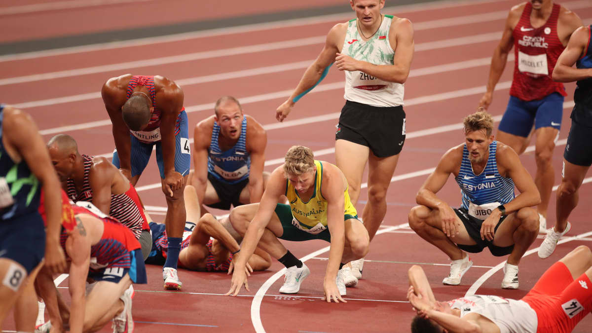 Kymmenottelijat maaliintulon jälkeen vuoden 2021 Tokion olympialaisissa.